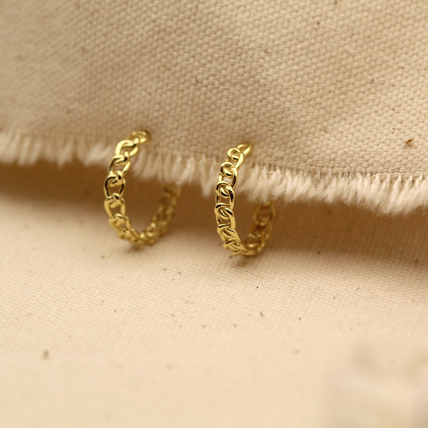 Chain Pattern Desgin Hoop Gold Earrings