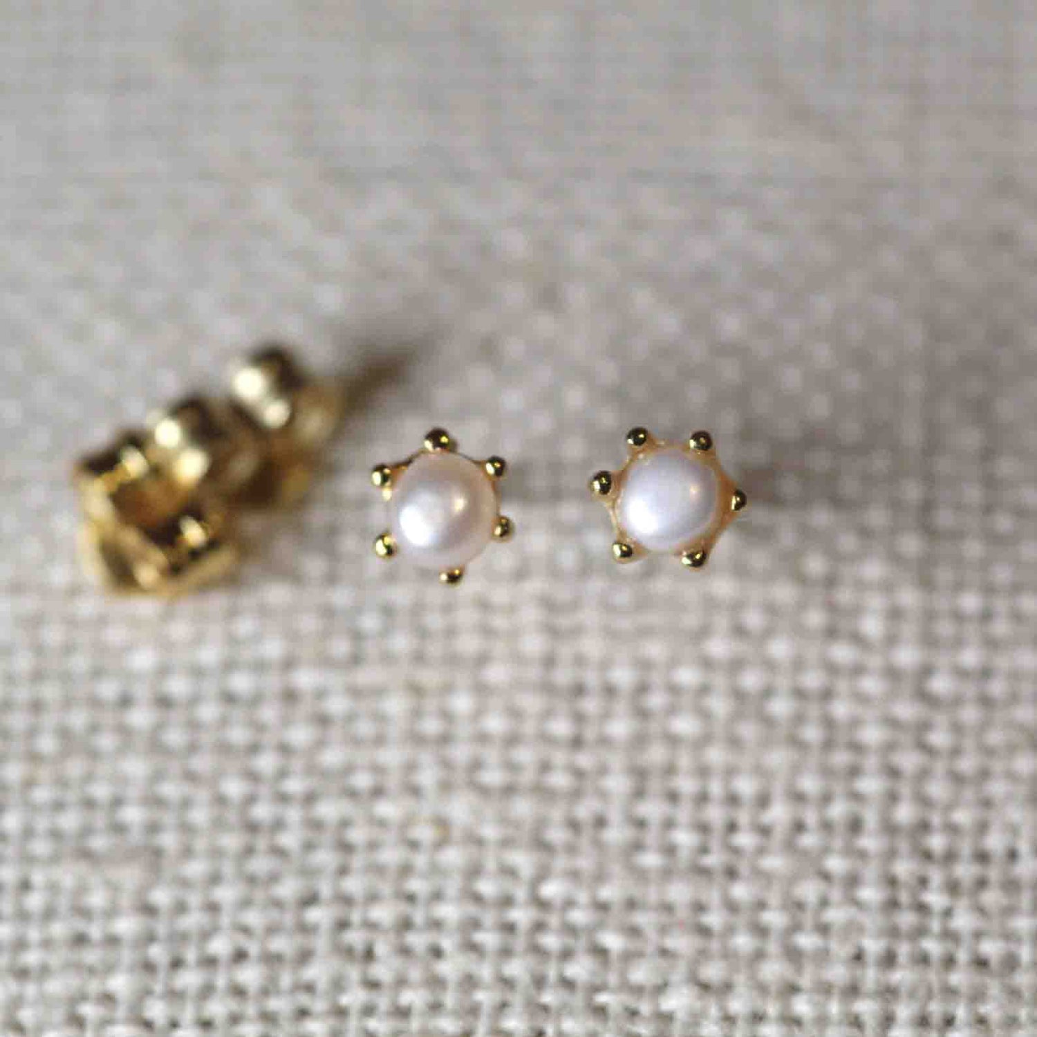 14k solid gold Pearl earrings stud.