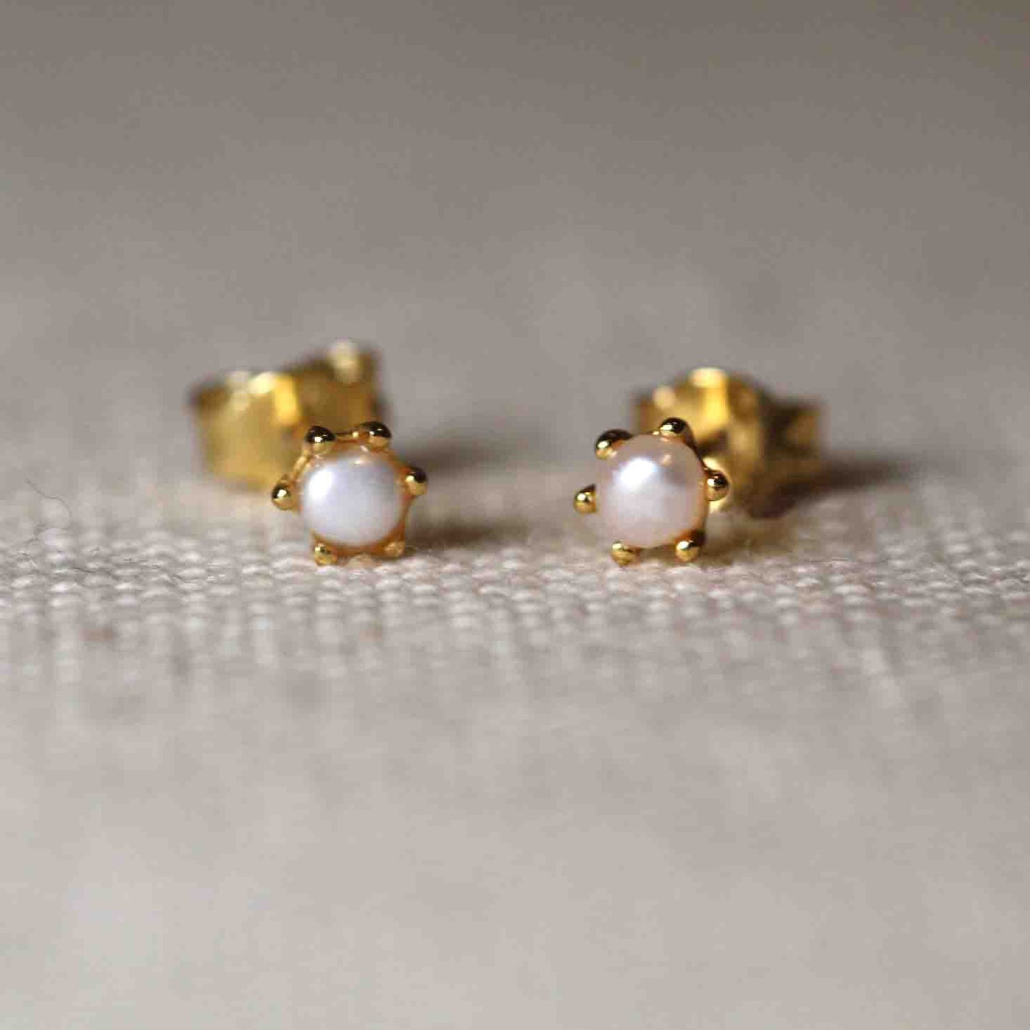 14k solid gold Pearl earrings stud.