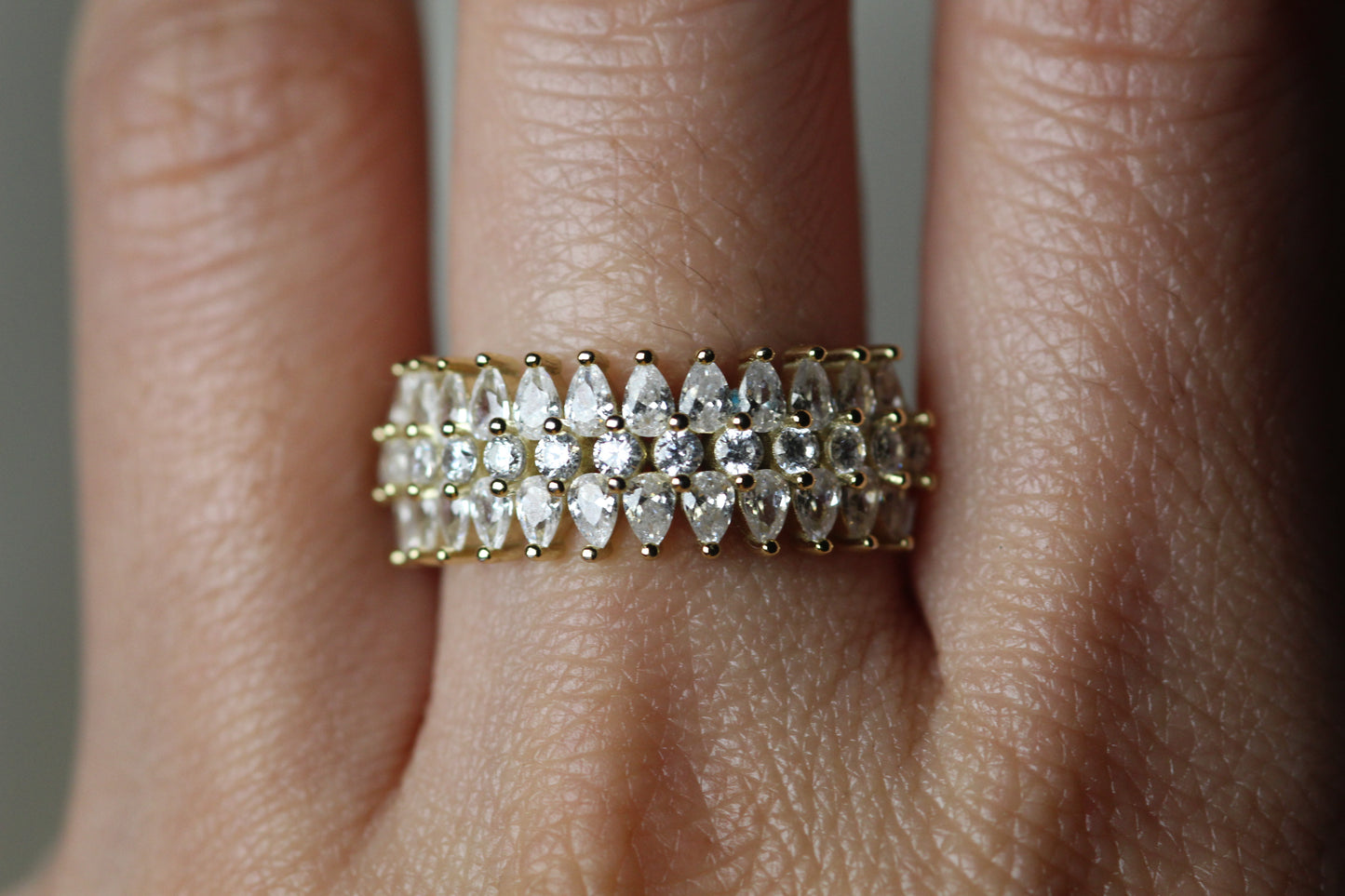 18K Spiking Natural Diamond Ring