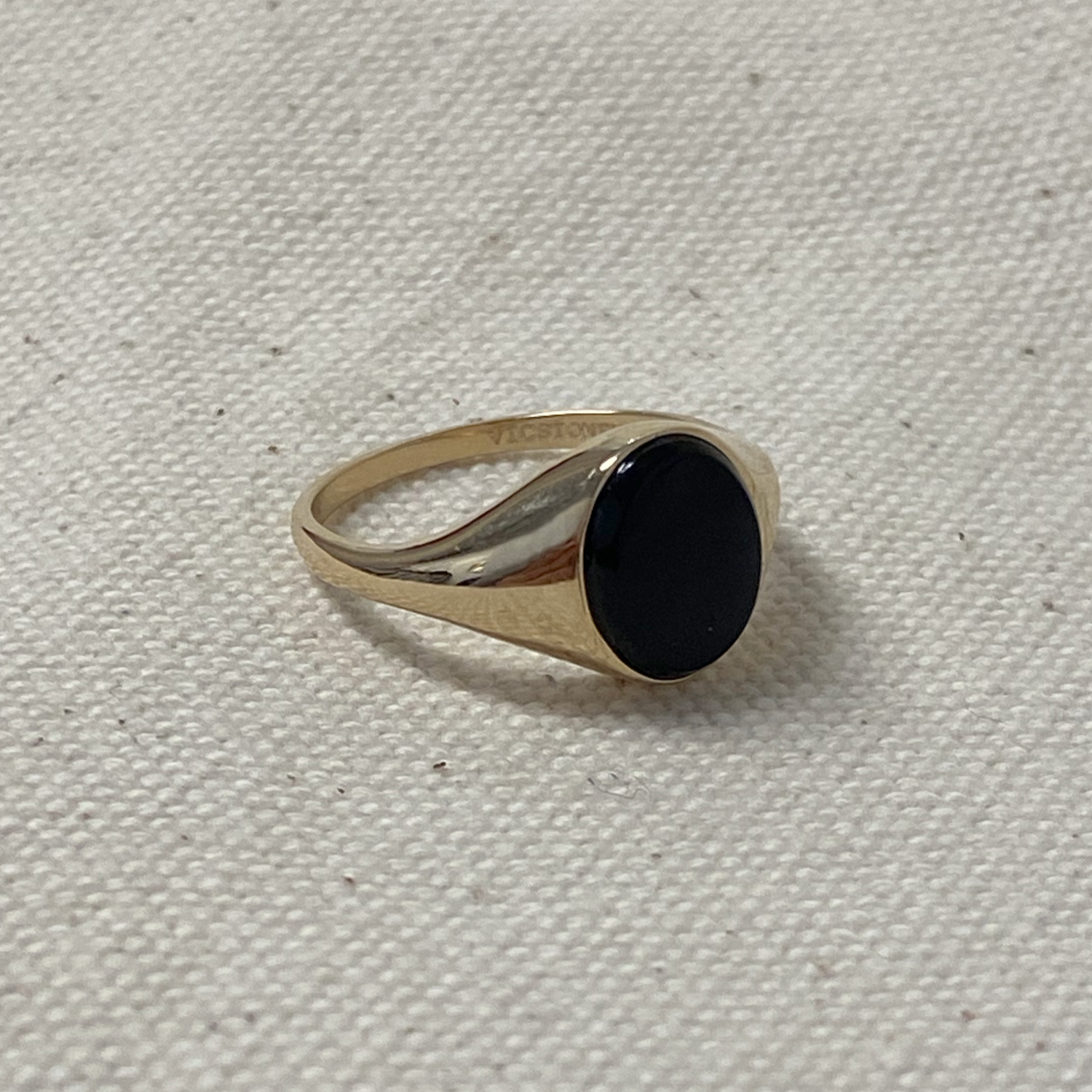 portugisisk Manøvre protest 14k Gold Black Oval Onyx Ring - Black Onyx Meaning: Healing, Uses,  Properties, and Benefits